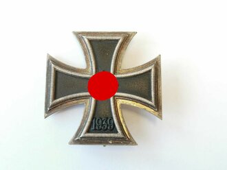 Eisernes Kreuz 1. Klasse 1939 im Etui mit Umkarton Juwelier Robert Koch Frankfurt/Main. Das Eiserne Kreuz ohen Herstellermarkierung, magnetisch, mit vollständiger Schwärzung. Etui und Umkarton in gutem Zustand. Seltenes Set