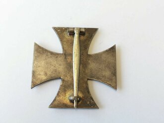 Eisernes Kreuz 1. Klasse 1939 im Etui mit Umkarton Juwelier Robert Koch Frankfurt/Main. Das Eiserne Kreuz ohen Herstellermarkierung, magnetisch, mit vollständiger Schwärzung. Etui und Umkarton in gutem Zustand. Seltenes Set