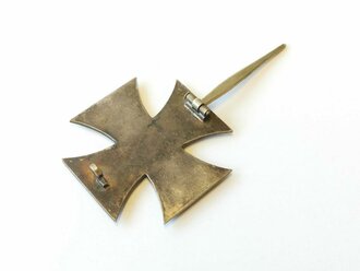 Eisernes Kreuz 1. Klasse 1939 im Etui mit Umkarton Juwelier Robert Koch Frankfurt/Main. Das Eiserne Kreuz ohen Herstellermarkierung, magnetisch, mit vollständiger Schwärzung. Etui und Umkarton in gutem Zustand. Seltenes Set