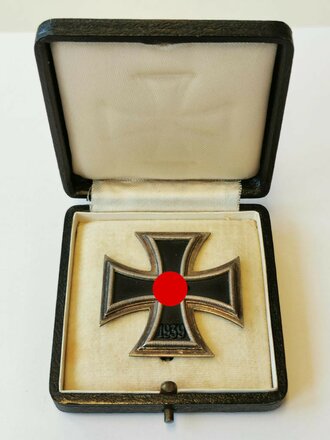 Eisernes Kreuz 1. Klasse 1939 im Etui mit Umkarton Juwelier Robert Koch Frankfurt/Main. Das Eiserne Kreuz ohen Herstellermarkierung, magnetisch, mit vollständiger Schwärzung. Etui und Umkarton in gutem Zustand. Seltenes Set