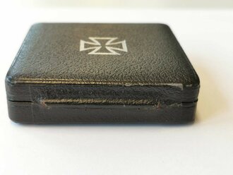 Eisernes Kreuz 1. Klasse 1939 im Etui mit Umkarton Juwelier Robert Koch Frankfurt/Main. Das Eiserne Kreuz ohen Herstellermarkierung, magnetisch, mit vollständiger Schwärzung. Etui und Umkarton in gutem Zustand. Seltenes Set