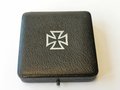 Eisernes Kreuz 1. Klasse 1939 im Etui mit Umkarton Juwelier Robert Koch Frankfurt/Main. Das Eiserne Kreuz ohen Herstellermarkierung, magnetisch, mit vollständiger Schwärzung. Etui und Umkarton in gutem Zustand. Seltenes Set