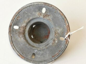 1. Weltkrieg, Teller für die Spitze einer Pickelhaube für Mannschaften, Eisen, original feldgrau lackiert.