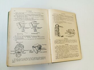 "Waffen- und Schießtechnischer Leitfaden für die Ordnungspolizei" datiert 1944 mit 567 Seiten.