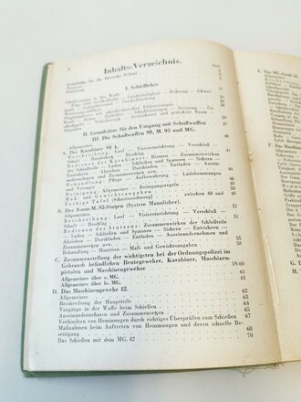 "Waffen- und Schießtechnischer Leitfaden für die Ordnungspolizei" datiert 1944 mit 567 Seiten.