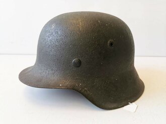 Heer, Stahlhelm Modell 1942. Leicht getragenes, zusammengehöriges Stück in gutem Zustand, Glockengröße 68 