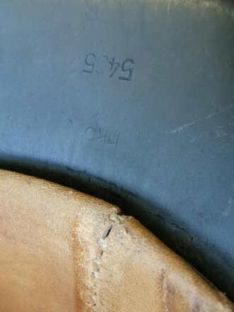 Heer, Stahlhelm Modell 1942. Leicht getragenes, zusammengehöriges Stück in gutem Zustand, Glockengröße 68 