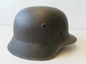 Heer, Stahlhelm Modell 1942. Leicht getragenes, zusammengehöriges Stück in gutem Zustand, Glockengröße 68 