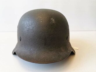 Heer, Stahlhelm Modell 1942. Leicht getragenes, zusammengehöriges Stück in gutem Zustand, Glockengröße 68 