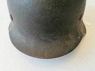 Heer, Stahlhelm Modell 1942. Leicht getragenes, zusammengehöriges Stück in gutem Zustand, Glockengröße 68 