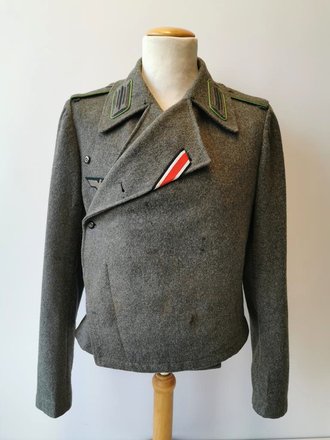 Heer, Sturmgeschützjacke für einen Panzergrenadier.  Alle Effekten original vernäht, Kammerstück mit diversen eher unauffälligen Mottenspuren.