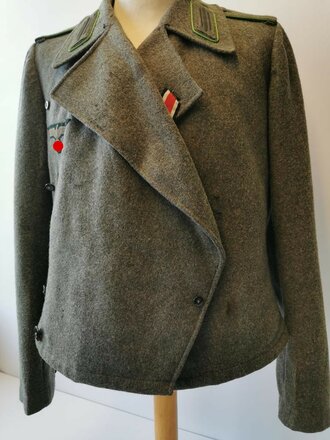 Heer, Sturmgeschützjacke für einen Panzergrenadier.  Alle Effekten original vernäht, Kammerstück mit diversen eher unauffälligen Mottenspuren.