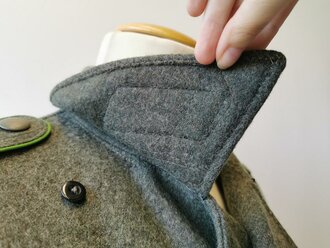 Heer, Sturmgeschützjacke für einen Panzergrenadier.  Alle Effekten original vernäht, Kammerstück mit diversen eher unauffälligen Mottenspuren.