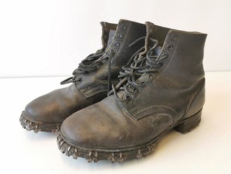 Heer, Paar Halbschuhe in vorschriftsmäßiger Ausführung, ungewöhnliches Paar mit zusätzlich angebrachter Benagelung. Sohlenlänge