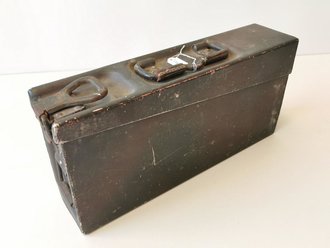 Gurtkasten aus Leichtmetall für Gurte MG34. Originale Tarnlackierung, datiert 1939