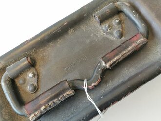 Gurtkasten aus Leichtmetall für Gurte MG34. Originale Tarnlackierung, datiert 1939