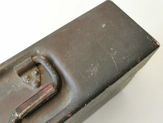 Gurtkasten aus Leichtmetall für Gurte MG34. Originale Tarnlackierung, datiert 1939