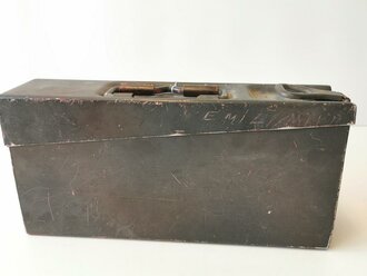 Gurtkasten aus Leichtmetall für Gurte MG34. Originale Tarnlackierung, datiert 1939