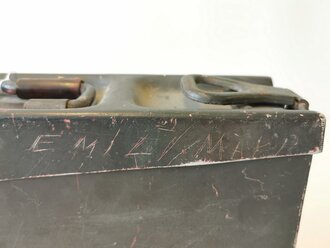 Gurtkasten aus Leichtmetall für Gurte MG34. Originale Tarnlackierung, datiert 1939