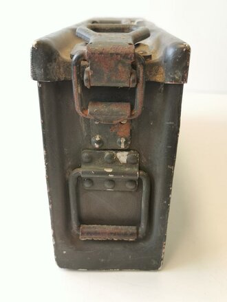Gurtkasten aus Leichtmetall für Gurte MG34. Originale Tarnlackierung, datiert 1939