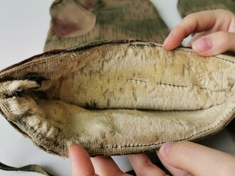 Paar nicht wendbare Winterhandschuhe Wehrmacht in sumpftarn. Getragenes Paar