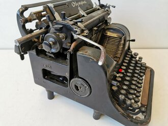 Schreibmaschine " Olympia" mit Runentaste auf der 5. Schwer gängig, sicher Reinigungsbedürftig. Wagen bewegt sich nicht von alleine sondern muss "geschoben" werden
