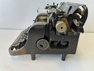 Schreibmaschine " Olympia" mit Runentaste auf der 5. Schwer gängig, sicher Reinigungsbedürftig. Wagen bewegt sich nicht von alleine sondern muss "geschoben" werden