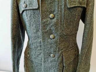 Feldbluse Modell 1943 für Mannschaften der Waffen SS. Ungetragenes Stück, der Adler original vernäht.