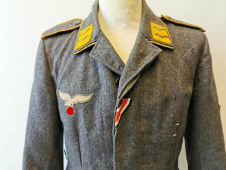 Luftwaffe Fliegerbluse für Mannschaften der Fallschirmtruppe oder fliegendes Personal. Leicht getragenes Kammerstück, die Effekten und das Ärmelband original vernäht. Diverse kleine Mottenschäden