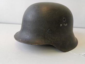 Heer, Stahlhelm Modell 1942. Originallack, reste des Abzeichens. Glockenglösse clk68. Der Helm wurde von Vorbesitzer zu Reinigungszwecken auseinandergebaut, beim zusammensetzen wurden die Unterlegscheiben der Splinte vergessen, diese fehlen leider