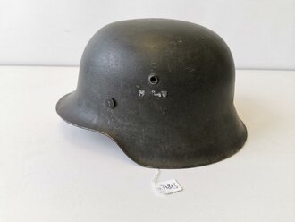 Heer, Stahlhelm Modell 1942. Originallack, reste des Abzeichens. Glockenglösse clk68. Der Helm wurde von Vorbesitzer zu Reinigungszwecken auseinandergebaut, beim zusammensetzen wurden die Unterlegscheiben der Splinte vergessen, diese fehlen leider