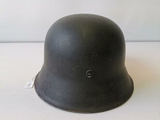 Heer, Stahlhelm Modell 1942. Originallack, reste des Abzeichens. Glockenglösse clk68. Der Helm wurde von Vorbesitzer zu Reinigungszwecken auseinandergebaut, beim zusammensetzen wurden die Unterlegscheiben der Splinte vergessen, diese fehlen leider