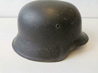 Heer, Stahlhelm Modell 1942. Originallack, reste des Abzeichens. Glockenglösse clk68. Der Helm wurde von Vorbesitzer zu Reinigungszwecken auseinandergebaut, beim zusammensetzen wurden die Unterlegscheiben der Splinte vergessen, diese fehlen leider