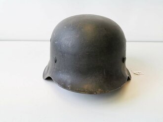 Heer, Stahlhelm Modell 1942. Originallack, reste des Abzeichens. Glockenglösse clk68. Der Helm wurde von Vorbesitzer zu Reinigungszwecken auseinandergebaut, beim zusammensetzen wurden die Unterlegscheiben der Splinte vergessen, diese fehlen leider