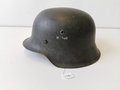 Heer, Stahlhelm Modell 1942. Originallack, reste des Abzeichens. Glockenglösse clk68. Der Helm wurde von Vorbesitzer zu Reinigungszwecken auseinandergebaut, beim zusammensetzen wurden die Unterlegscheiben der Splinte vergessen, diese fehlen leider