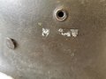 Heer, Stahlhelm Modell 1942. Originallack, reste des Abzeichens. Glockenglösse clk68. Der Helm wurde von Vorbesitzer zu Reinigungszwecken auseinandergebaut, beim zusammensetzen wurden die Unterlegscheiben der Splinte vergessen, diese fehlen leider