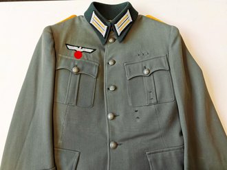 Heer, Feldbluse für einen Offizier im Kavallerie Regiment 9. Eigentumstück, die Effekten jeweils von Hand original vernäht. Defekt am Kragen, sonst guter Zustand