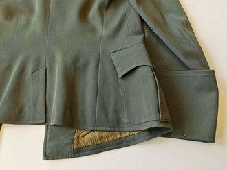 Heer, Feldbluse für einen Offizier im Kavallerie Regiment 9. Eigentumstück, die Effekten jeweils von Hand original vernäht. Defekt am Kragen, sonst guter Zustand