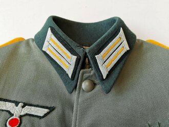 Heer, Feldbluse für einen Offizier im Kavallerie Regiment 9. Eigentumstück, die Effekten jeweils von Hand original vernäht. Defekt am Kragen, sonst guter Zustand