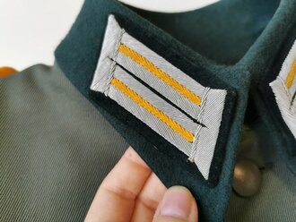 Heer, Feldbluse für einen Offizier im Kavallerie Regiment 9. Eigentumstück, die Effekten jeweils von Hand original vernäht. Defekt am Kragen, sonst guter Zustand