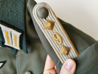 Heer, Feldbluse für einen Offizier im Kavallerie Regiment 9. Eigentumstück, die Effekten jeweils von Hand original vernäht. Defekt am Kragen, sonst guter Zustand