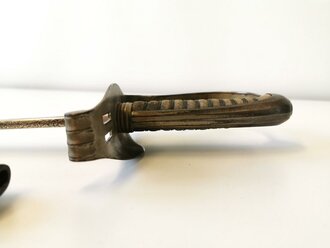 Baden, Säbel für Offiziere Modell 1856, saubere Klinge von W.K. & C. mit beidseitiger Klingenätzung in sehr gutem Zustand. Gefäß und Scheide gereinigt, zusammengehöriges Stück, guter Gesamtzustand