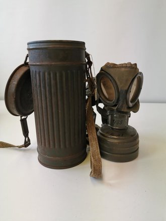 Wehrmacht Gasmaske in Dose Modell 1938, Die Dose Originallack, datiert 1942