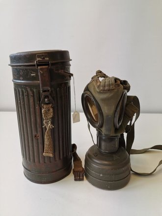 Wehrmacht Gasmaske in Dose Modell 1938, Die Dose Originallack, datiert 1942