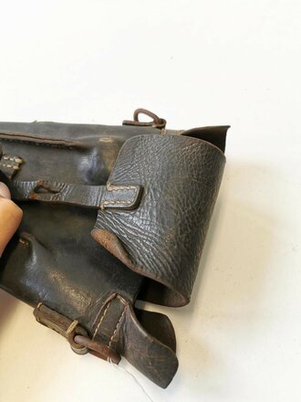 Tasche für Gewehrgranatgerät zum K98 der Wehrmacht. Seltene Variante ohen angenähten Trageriemen. Ungereinigter Speicherfund