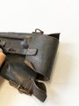 Tasche für Gewehrgranatgerät zum K98 der Wehrmacht. Seltene Variante ohen angenähten Trageriemen. Ungereinigter Speicherfund