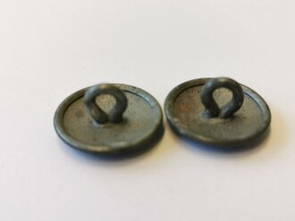 2 Knöpfe für die Feldbluse der Wehrmacht, Durchmesser je 19mm, späte- blaue Lackierung