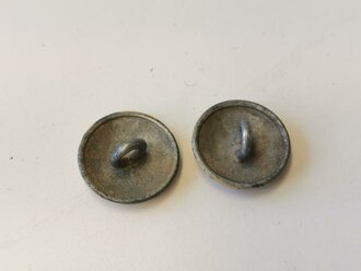 2 Knöpfe für die Feldbluse der Wehrmacht, Durchmesser je 19mm, sandfarbener Originallack