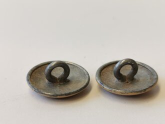 2 Knöpfe für die Feldbluse der Wehrmacht, Durchmesser je 19mm, sandfarbener Originallack