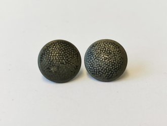 2 Knöpfe für die Feldmütze der Wehrmacht, Durchmesser je 12,5mm, späte- blaue Lackierung